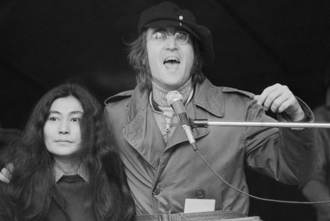 John Lennon y Yoko Ono en mitin contra la guerra