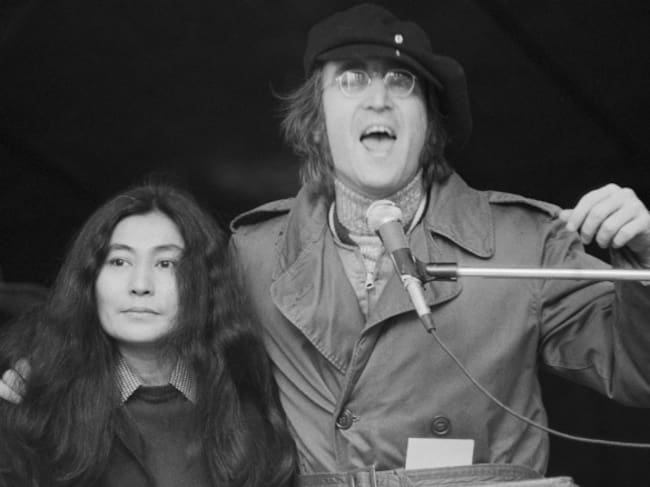 John Lennon y Yoko Ono en mitin contra la guerra