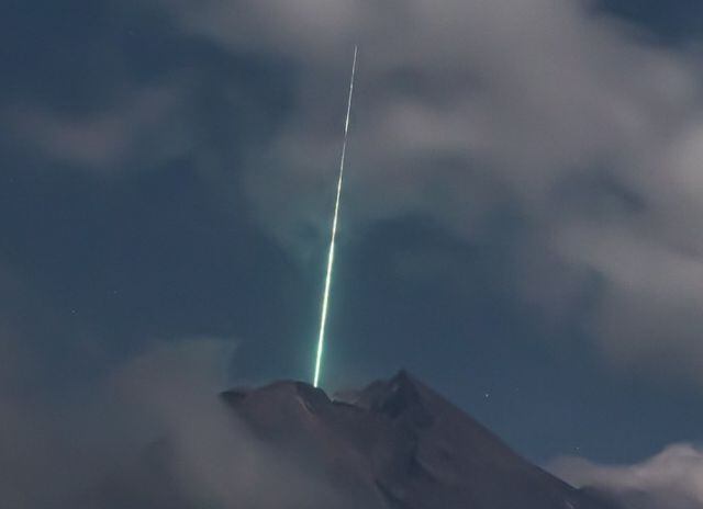 El fotógrafo Gunarto Song capturó el meteorito que cayó sobre volcán en Indonesia