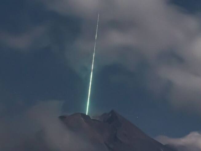 El fotógrafo Gunarto Song capturó el meteorito que cayó sobre volcán en Indonesia