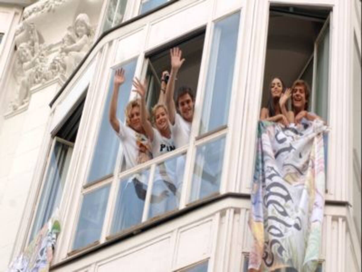 Los TeenAngels saludando desde la ventana del hotel