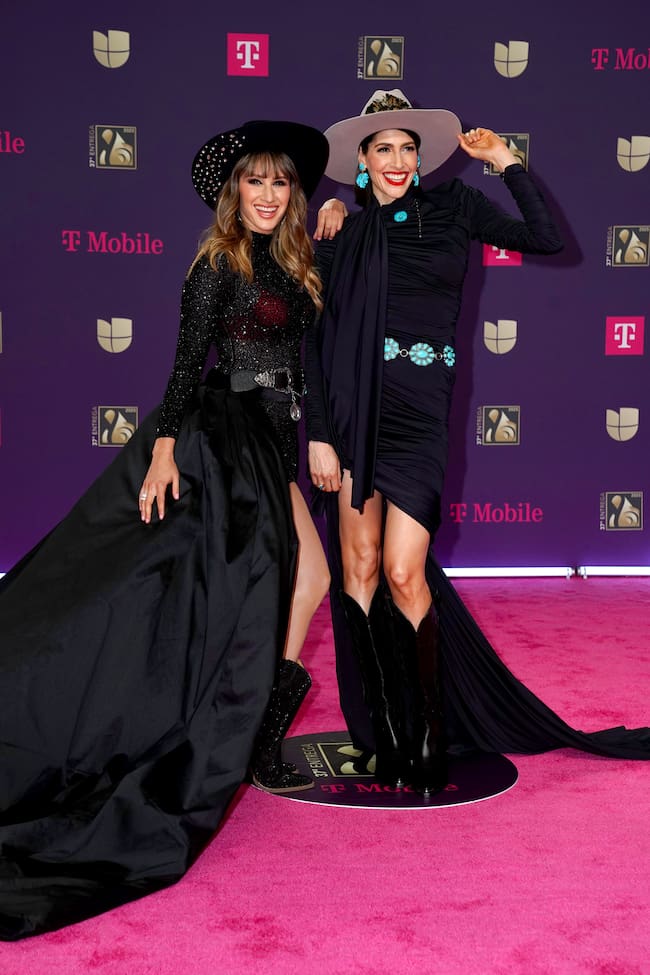 Las hermanas Ha*Ash no son de las que pasan desapercibidas. Ambas escogieron el negro, cada una a su estilo, pero coincidiendo en ese aire country que aportaban los sombreros y las botas.