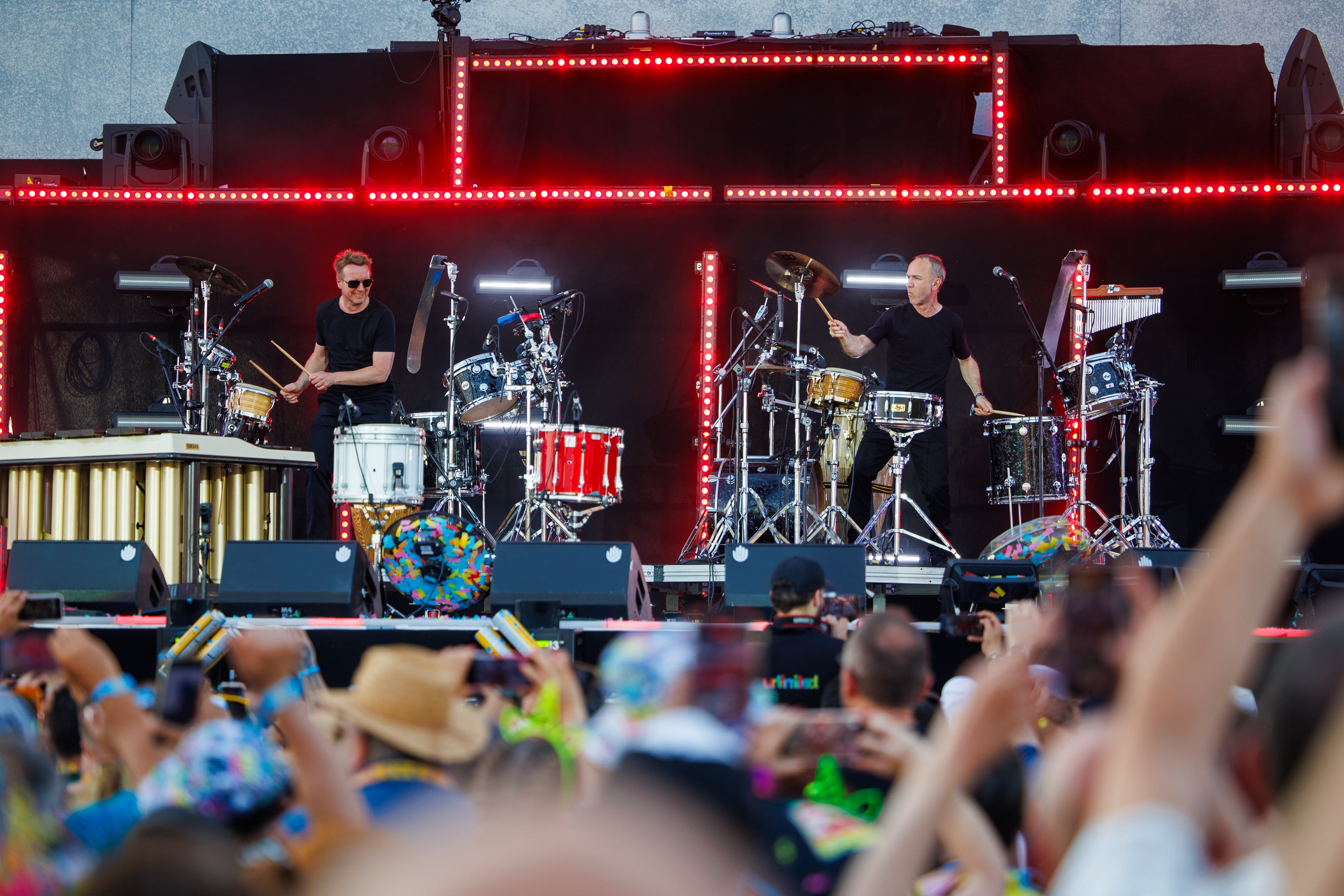 Imposible estar más coordinados que Safri Duo frente a la percusión.