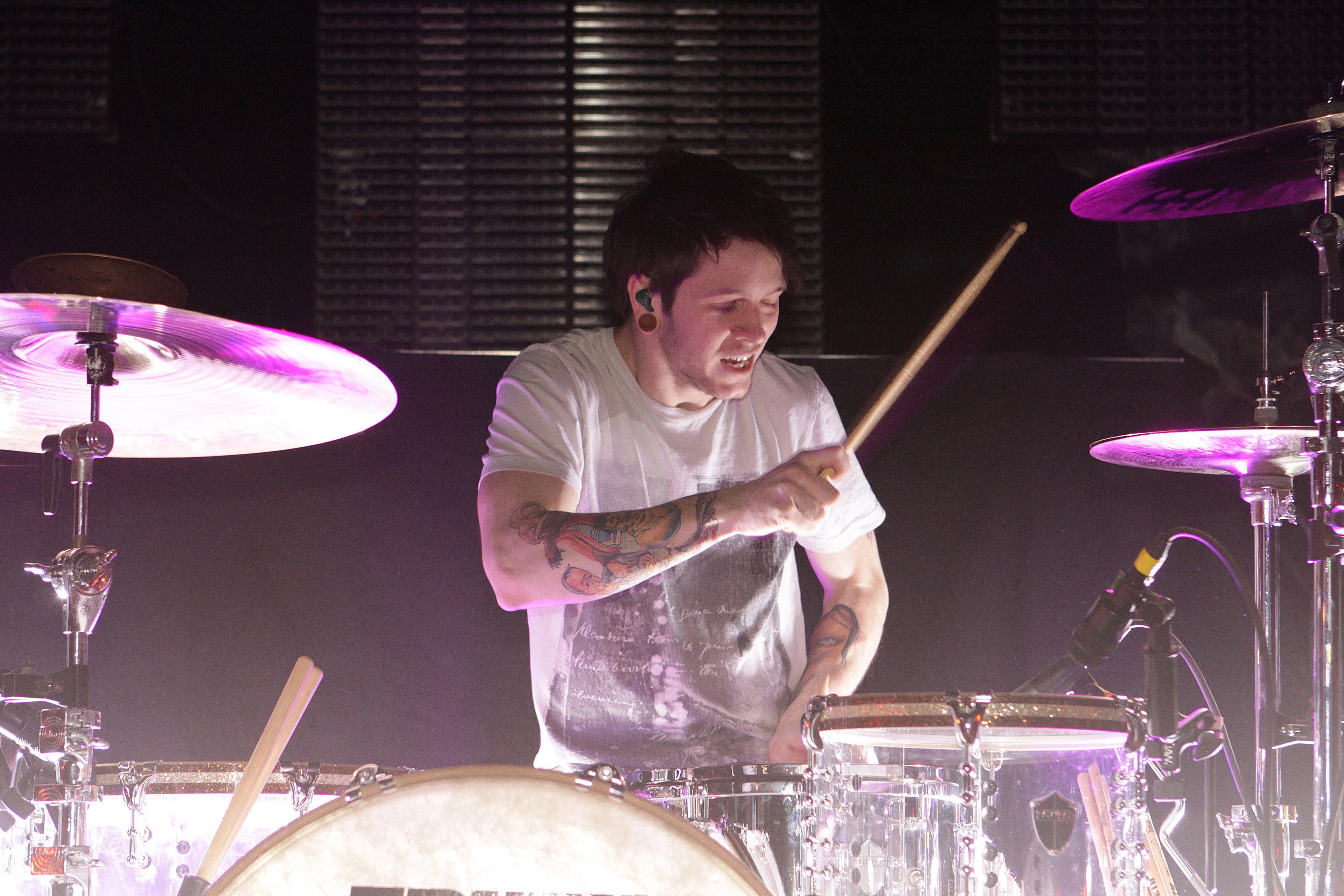 El batería Daniel Williams de The Devil Wears Prada en Chicago, Illinois en 2010.