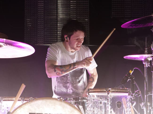 El batería Daniel Williams de The Devil Wears Prada en Chicago, Illinois en 2010.