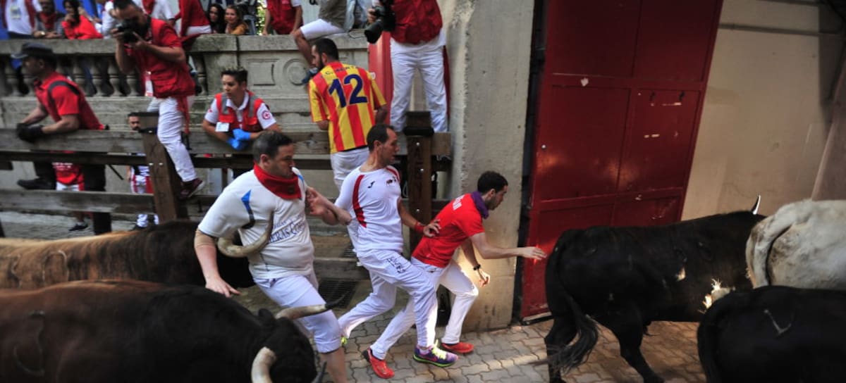 Corredores durante uno de los encierros de los Sanfermines en Pamplona
