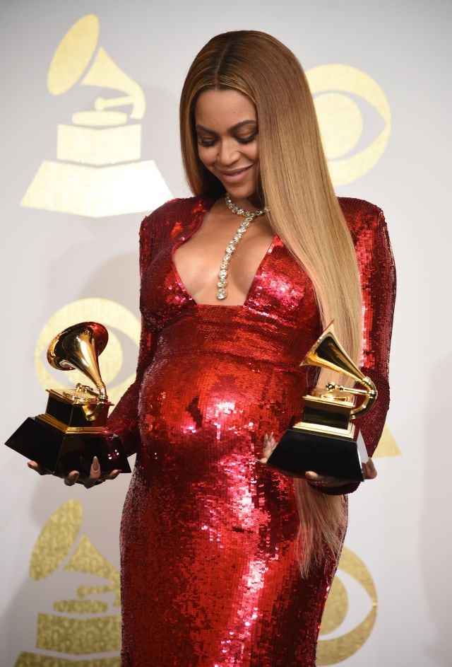 Beyoncé lució enorme tripa en los Grammy 2017.