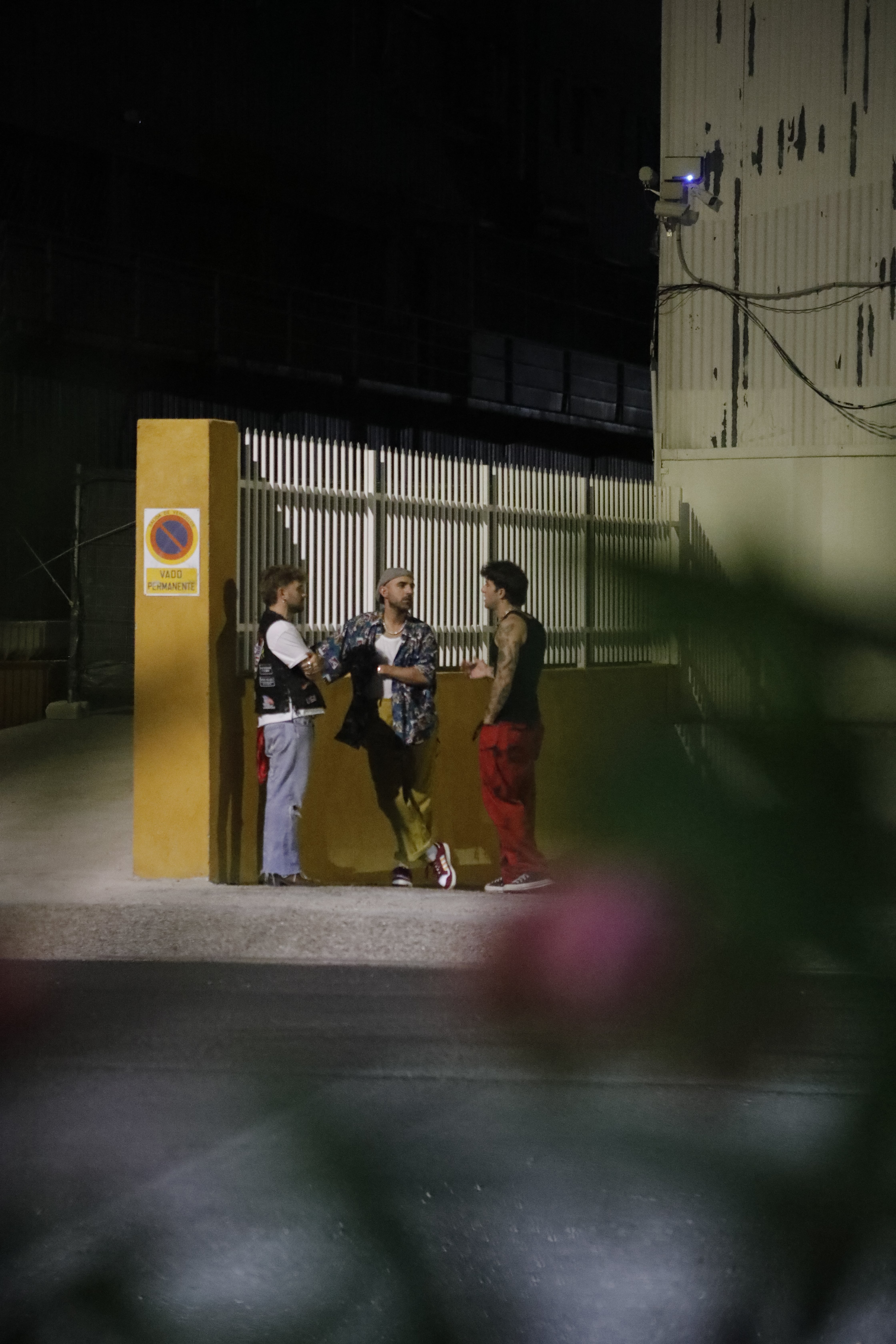 Dani Fernández, Nil Moliner y Álvaro de Luna en la puerta de un garaje