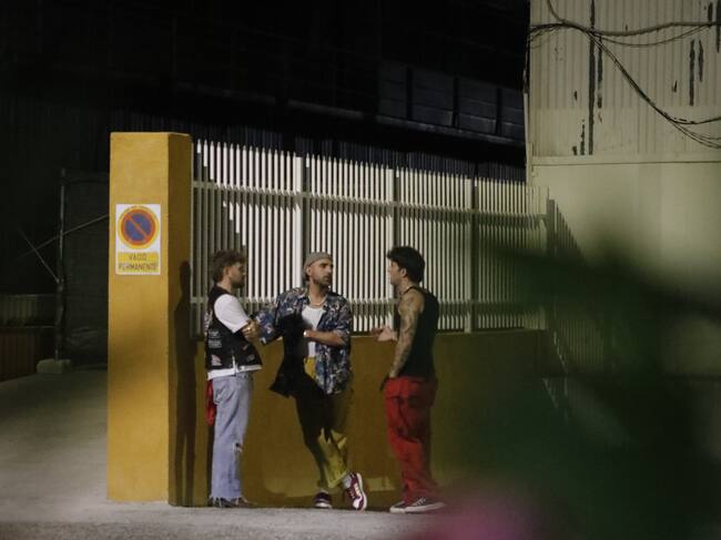 Dani Fernández, Nil Moliner y Álvaro de Luna en la puerta de un garaje