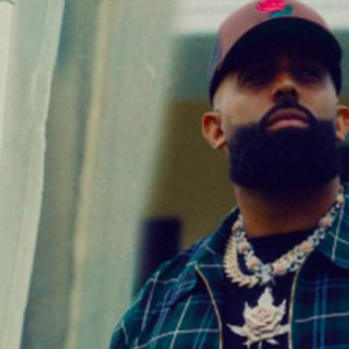 ELADIO CARRIÓN LANZA SU NUEVO SINGLE "TRISTE VERANO" Ft. ANUELAA