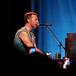 Chris Martin sufre una caída durante un concierto de Coldplay en Australia