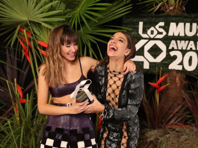Aitana y Ana Guerra, posando con su premio LOS40 Music Award a Artista o Grupo Revelación.