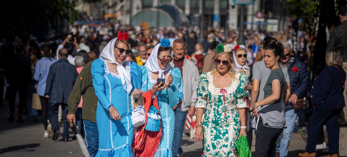 Mujeres vestidas de chulapas en San Isidro, Madrid
