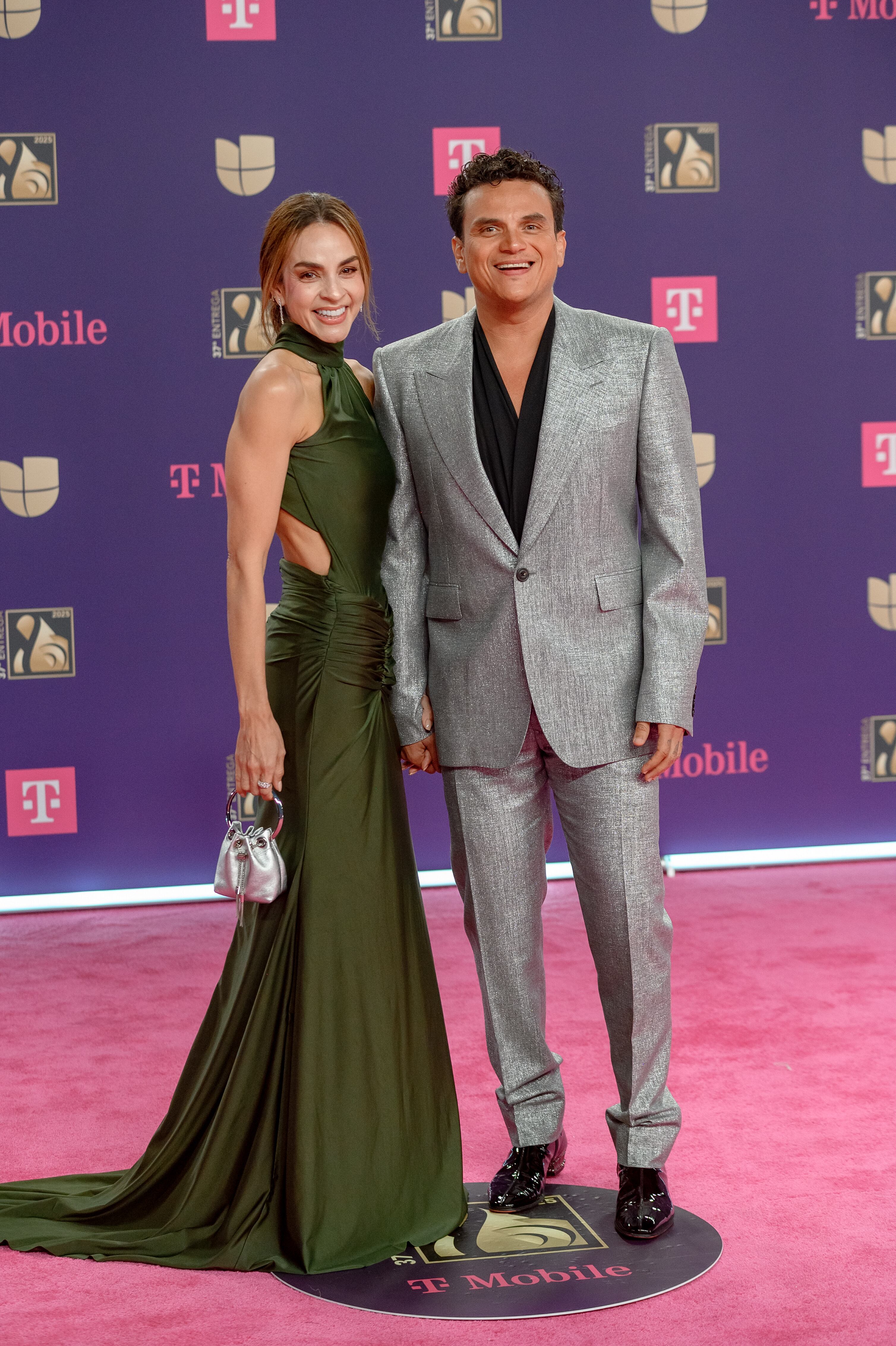 Pieri Avendanoy Silvestre Dangond posaron en pareja y él se empeñó en brillar más con ese traje plateado.