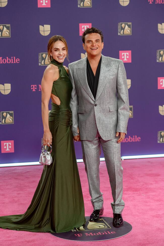 Pieri Avendanoy Silvestre Dangond posaron en pareja y él se empeñó en brillar más con ese traje plateado.