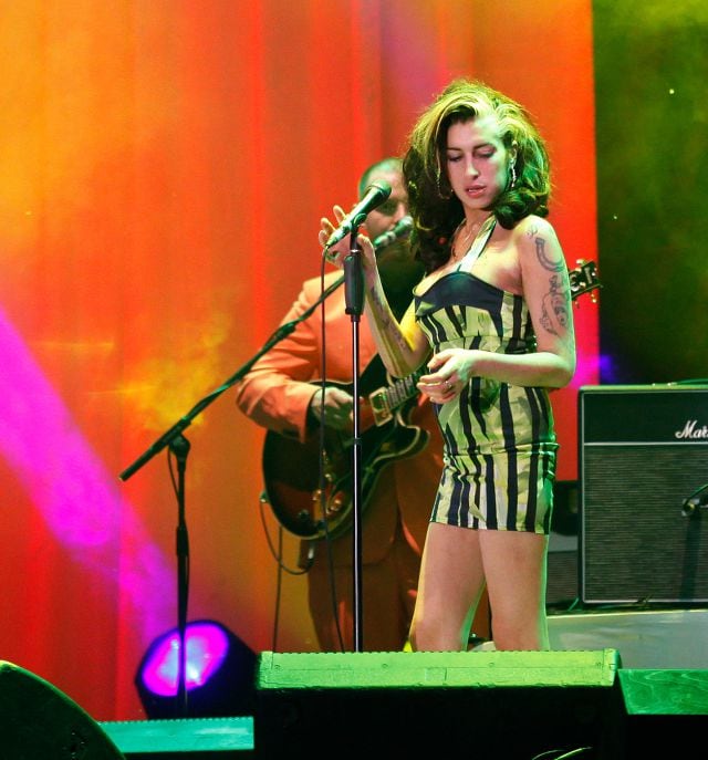 Amy Winehouse llevando el vestido verde que se subastará en noviembre