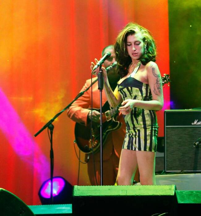 Amy Winehouse llevando el vestido verde que se subastará en noviembre
