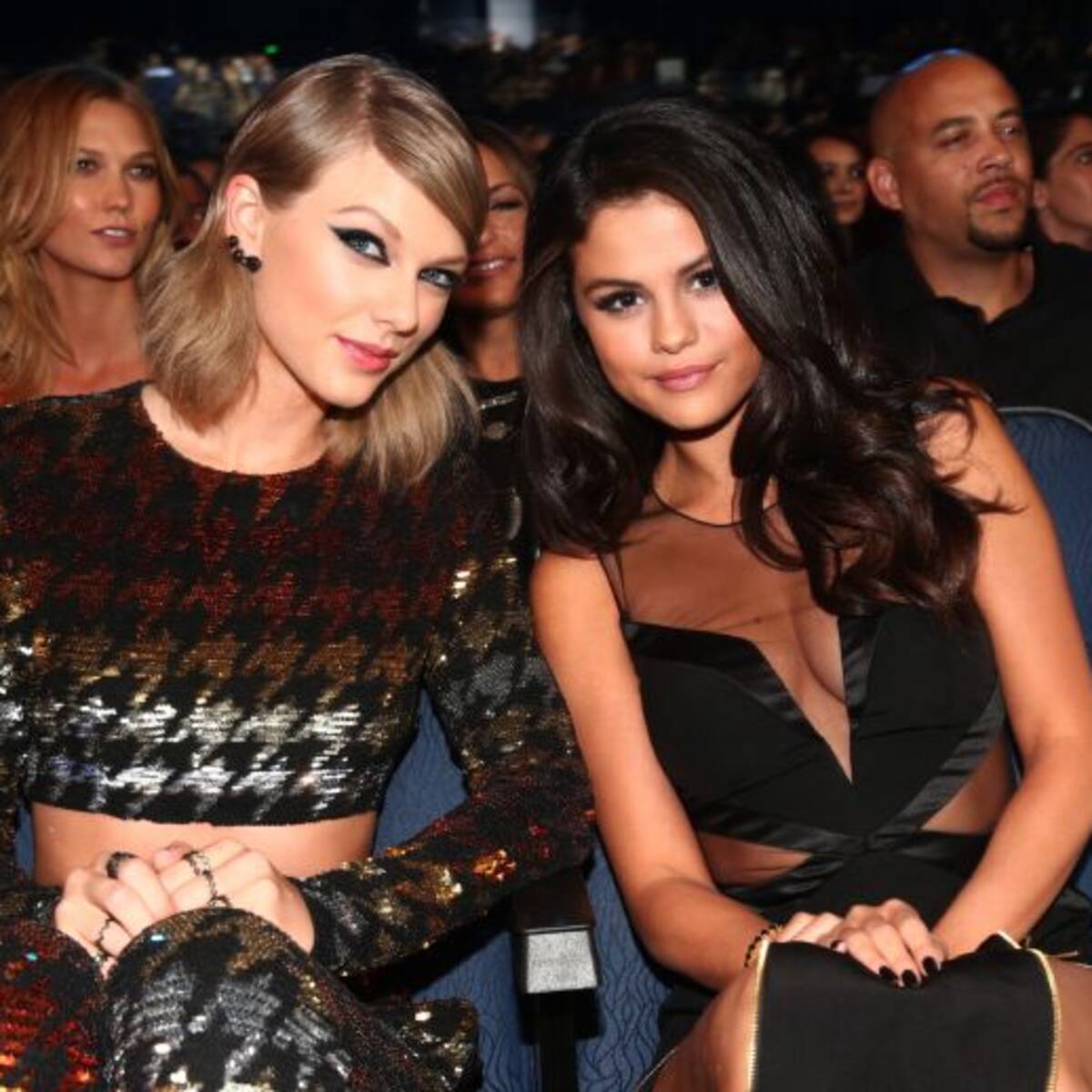 Selena Gómez y Taylor Swift demuestran su estrecha amistad en concierto