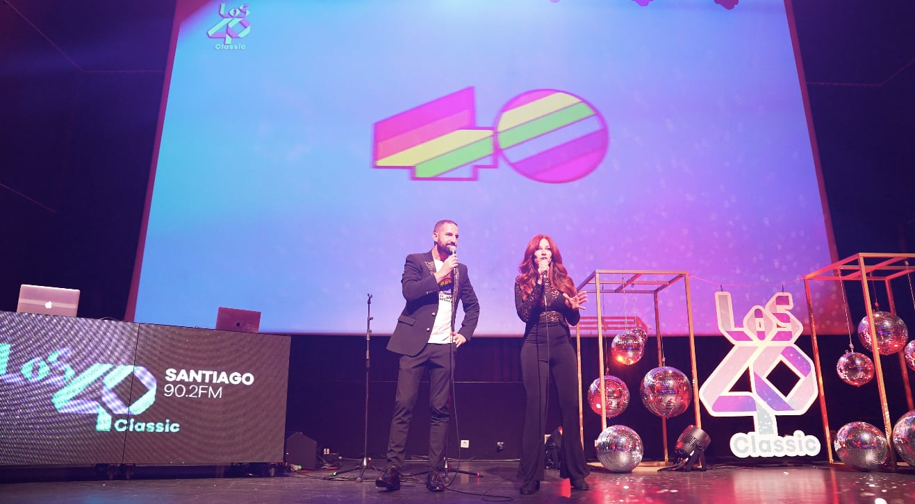 Javier Penedo y Andrea Sánchez presentaron la emisora en Santiago