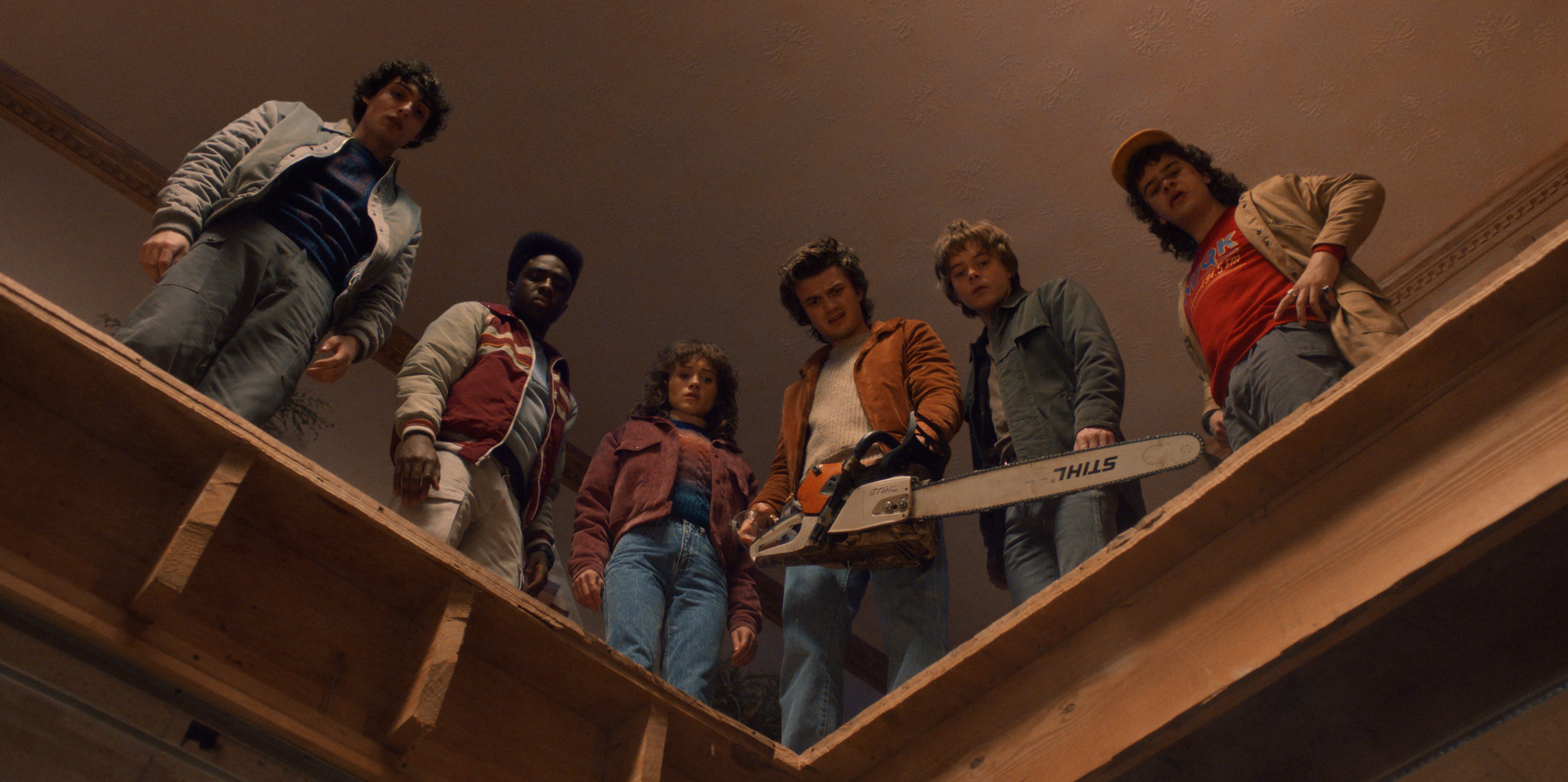 Finn Wolfhard como Mike Wheeler, Caleb McLaughlin como Lucas Sinclair, Natalia Dyer como Nancy Wheeler, Joe Keery como Steve Harrington, Charlie Heaton como Jonathan Byers y Gaten Matarazzo como Dustin Henderson en la última temporada de &#039;Stranger Things&#039;. / Netflix