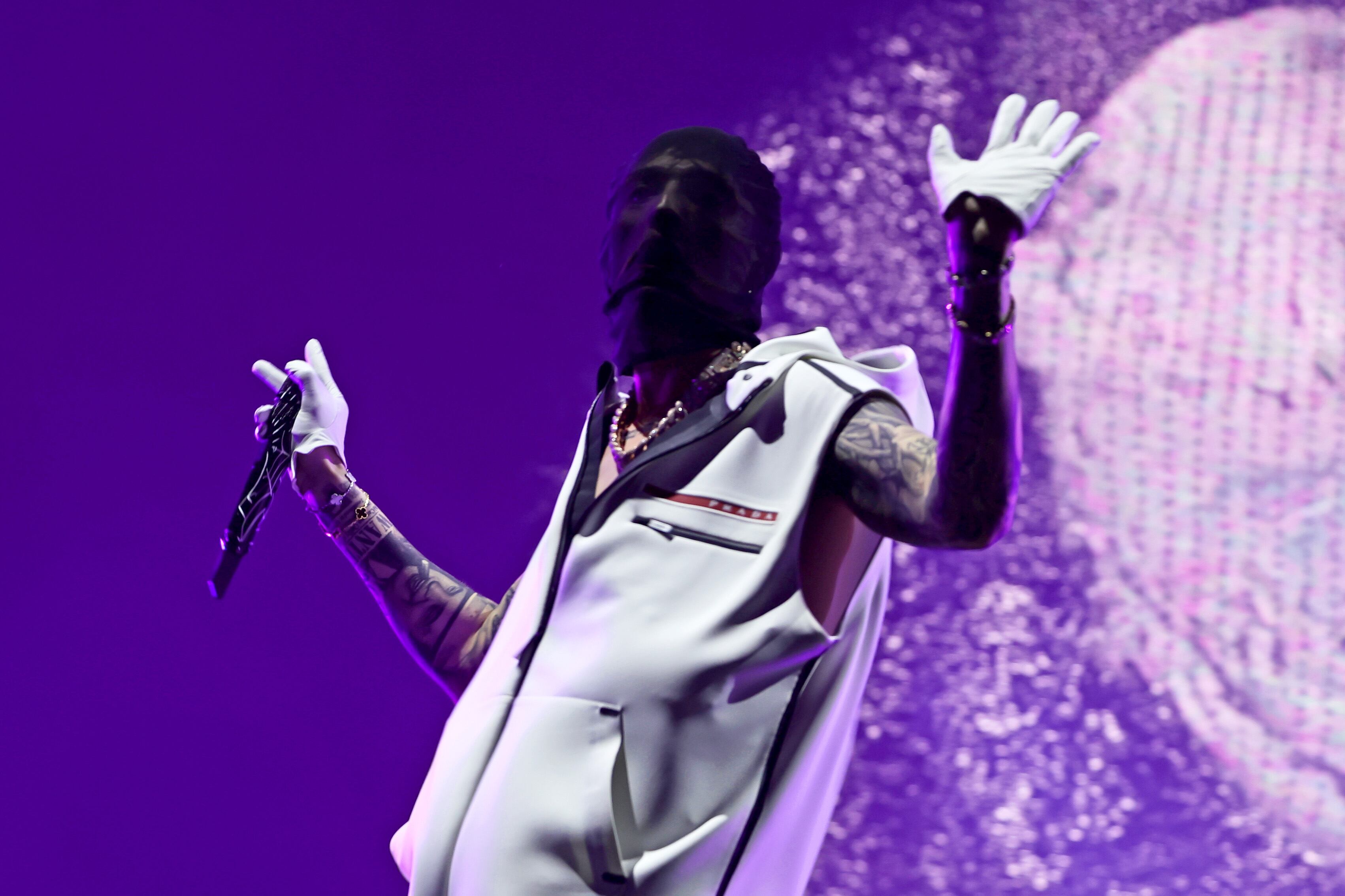 Empezó cantando ‘Rubicón’, vestido de blanco y un pasamontañas negro que no dejaba ver su rostro. “Coachella, esto es por y para ustedes, representando la bandera mexicana, viejo", empezó gritando.