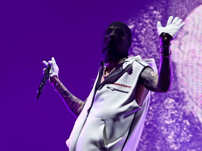 Empezó cantando ‘Rubicón’, vestido de blanco y un pasamontañas negro que no dejaba ver su rostro. “Coachella, esto es por y para ustedes, representando la bandera mexicana, viejo", empezó gritando.