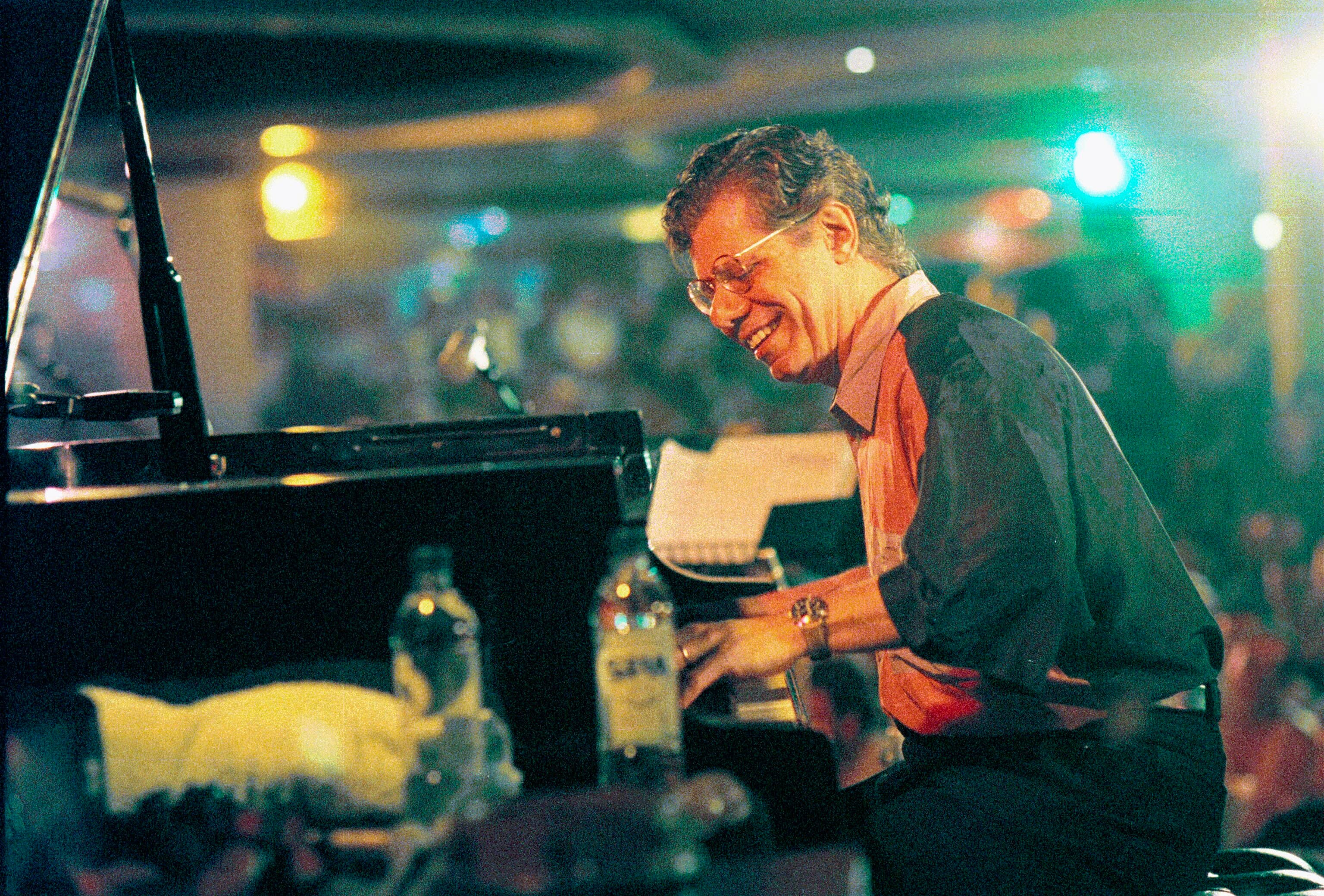 Chick Corea durante un concierto en La Haya en 1998