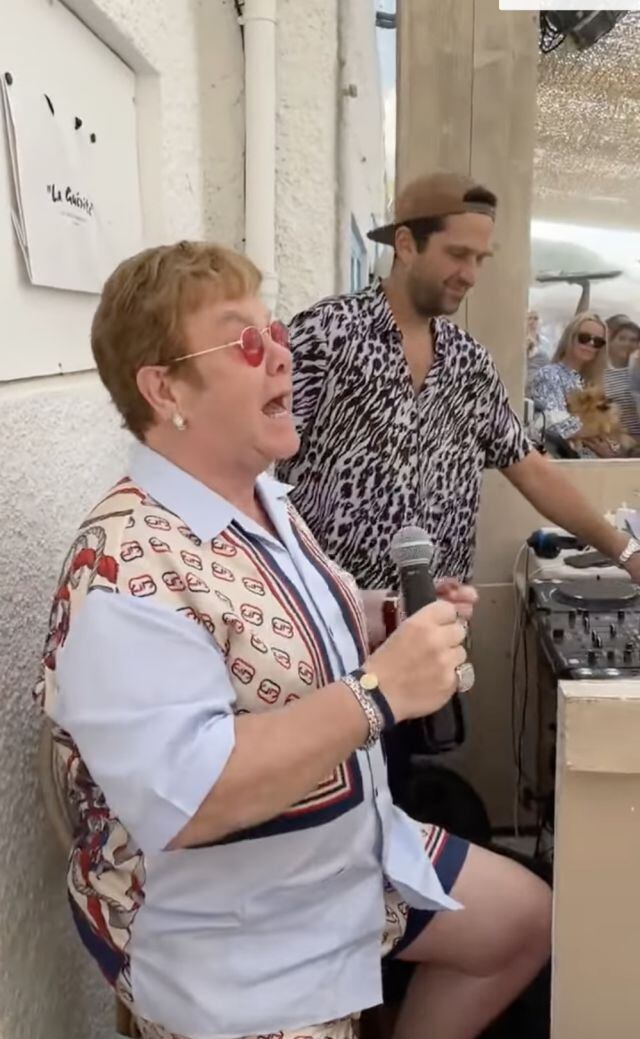 Elton John se echa un palomazo en restaurante y canta su más reciente sencillo