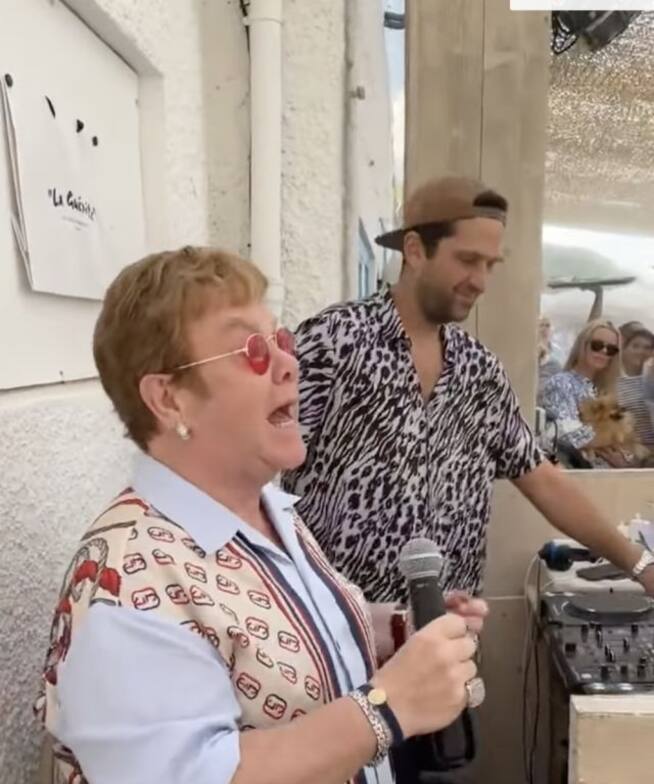 Elton John se echa un palomazo en restaurante y canta su más reciente sencillo
