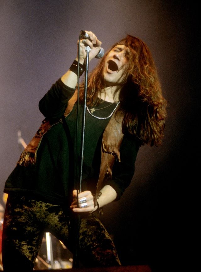 Enrique Bunbury, cantando con Héroes del Silencio en 1991 en Berlín.