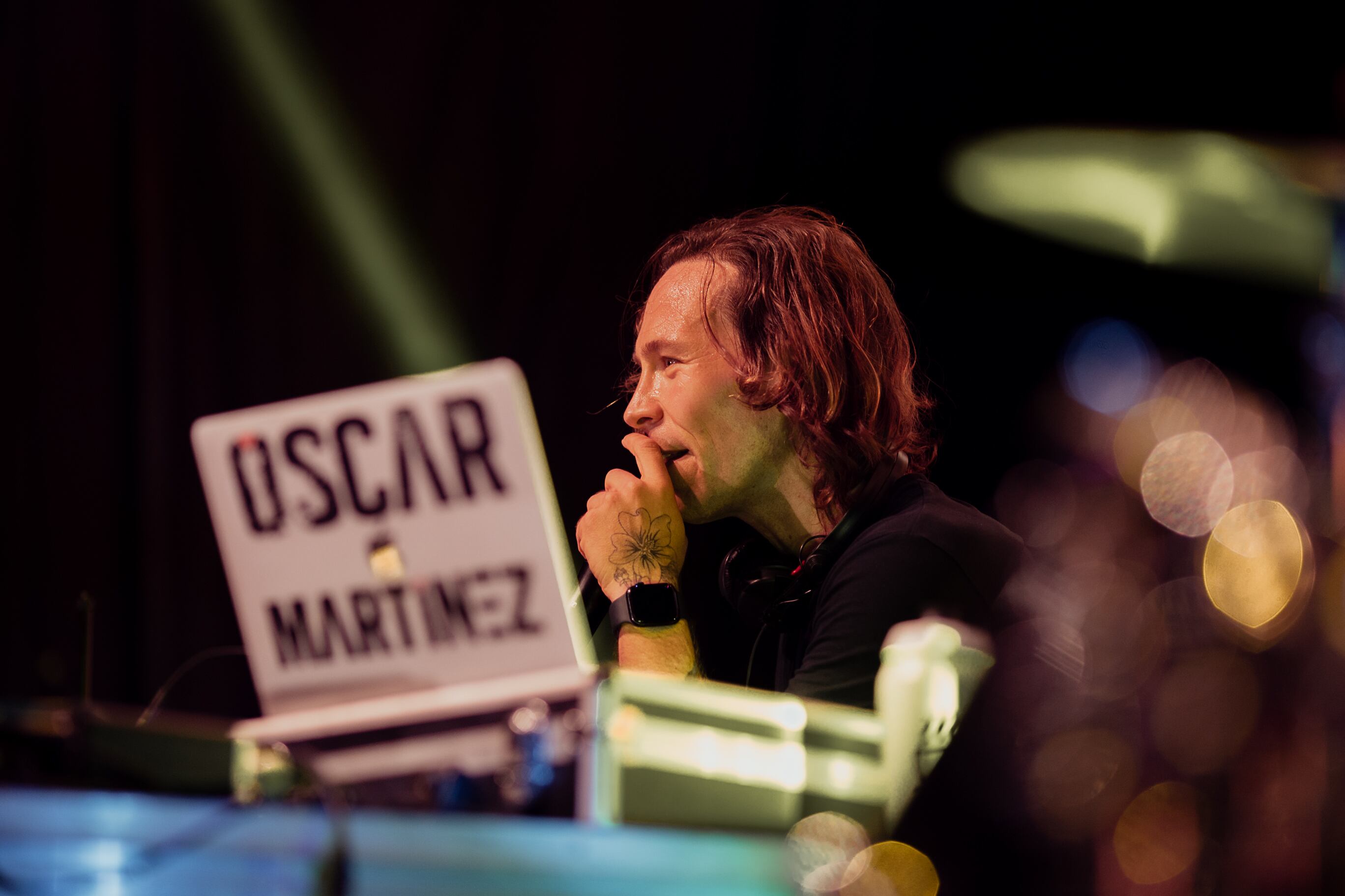 Solo una persona conoce al público de Cáceres como la palma de su mano y ese es Óscar Martínez, el encargado de hacer vibrar a toda una ciudad en la primera parada de LOS40 Summer Live 2025.