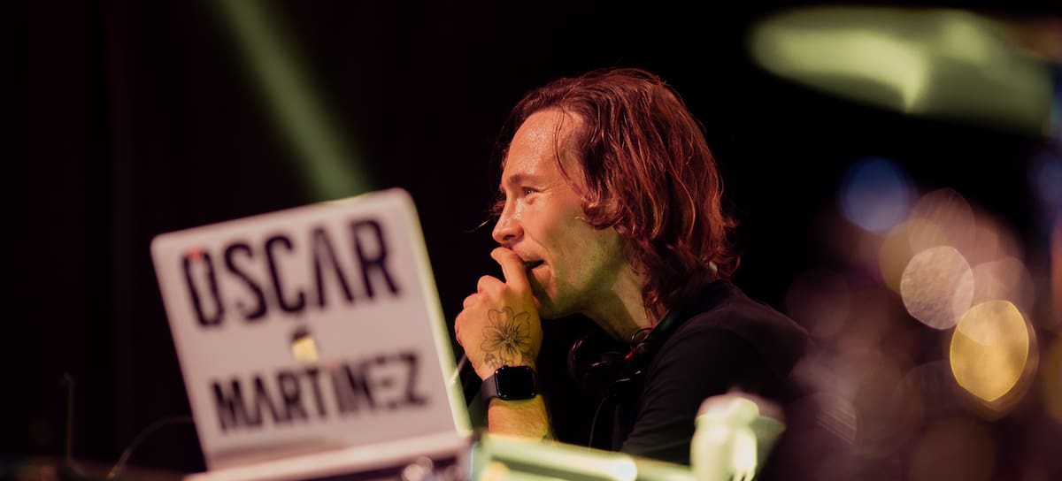 Óscar Martínez, pinchando en 2025 en Extramadura en uno de los shows de la gira de verano LOS40 Summer Live.