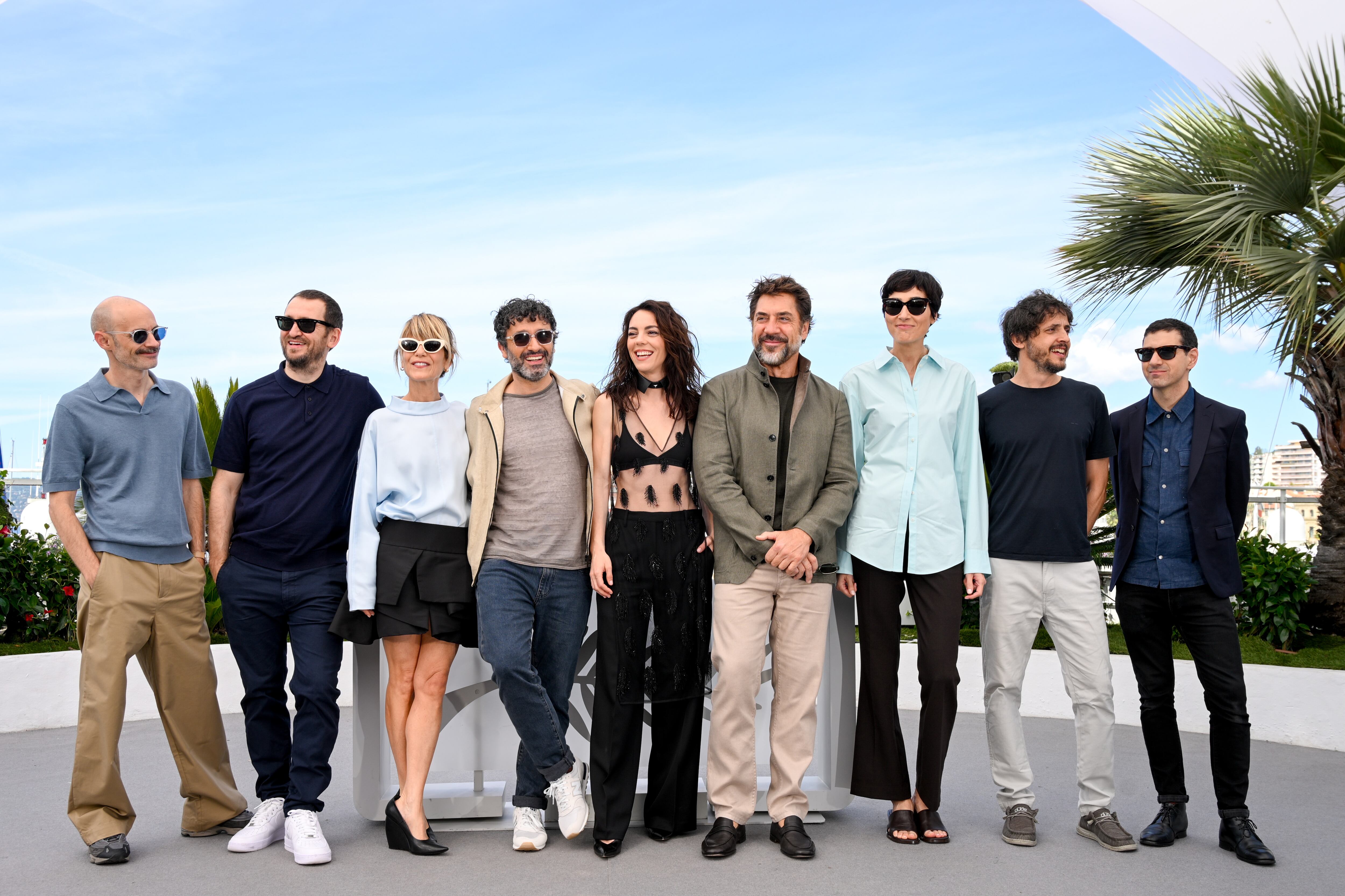 Nacho Lavilla, Raúl Arévalo, Marina Foïs, Rodrigo Sorogoyen, Victoria Luengo, Javier Bardem, Isabel Pena, Eduardo Villaneuva y Guillermo Farré en el photocall de 'El Ser Querido' en el Festival de Cannes. / Stephane Cardinale - Corbis/Corbis via Getty