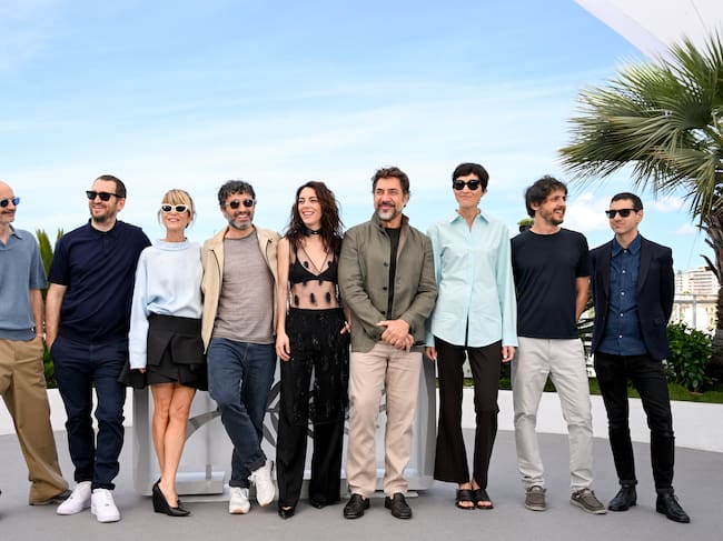Nacho Lavilla, Raúl Arévalo, Marina Foïs, Rodrigo Sorogoyen, Victoria Luengo, Javier Bardem, Isabel Pena, Eduardo Villaneuva y Guillermo Farré en el photocall de 'El Ser Querido' en el Festival de Cannes. / Stephane Cardinale - Corbis/Corbis via Getty