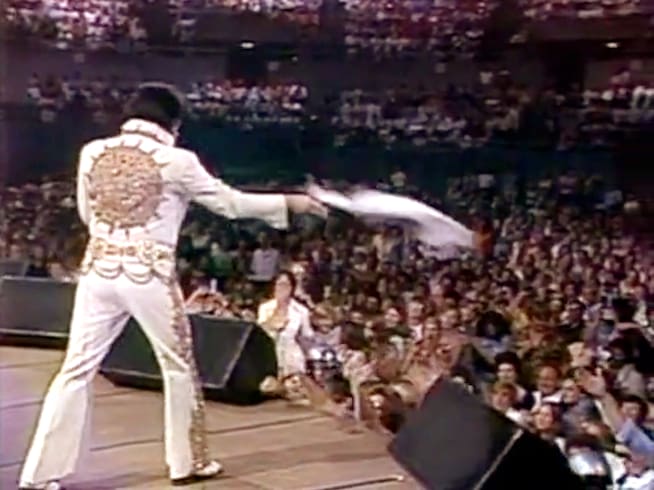 Elvis Presley durante el concierto que retransmitió la CBS en 1977