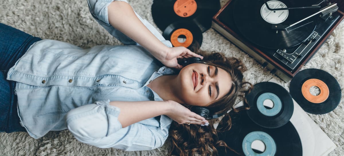 Una mujer escuchando un disco de vinilo