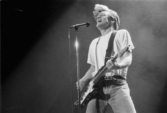 Bryan Adams durante su concierto en &#039; The Ahoy hal&#039; en Rotterdam, el 13 de noviembre de 1991.