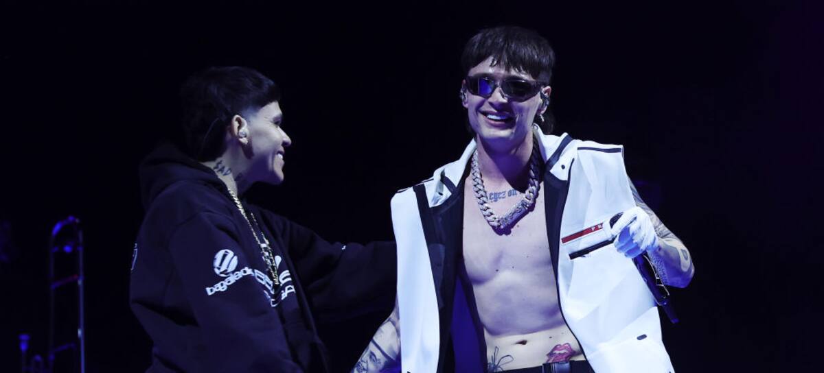 Peso Pluma actúa con su artista invitado Junior H en el Coachella 2024