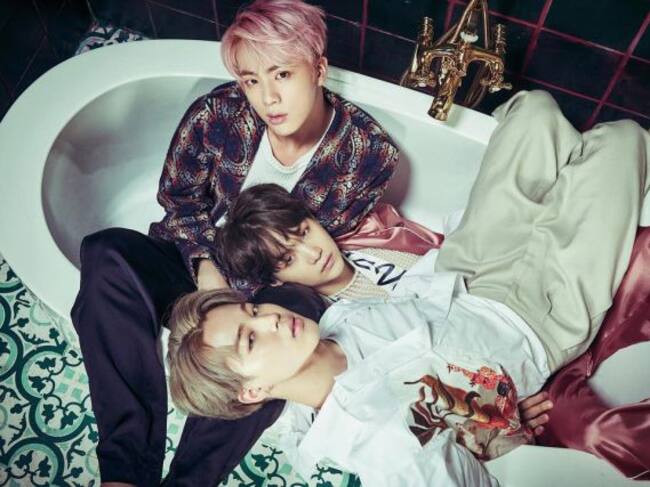 Varios componentes de BTS, fotografiados en una pose muy natural a la vez que cómoda.