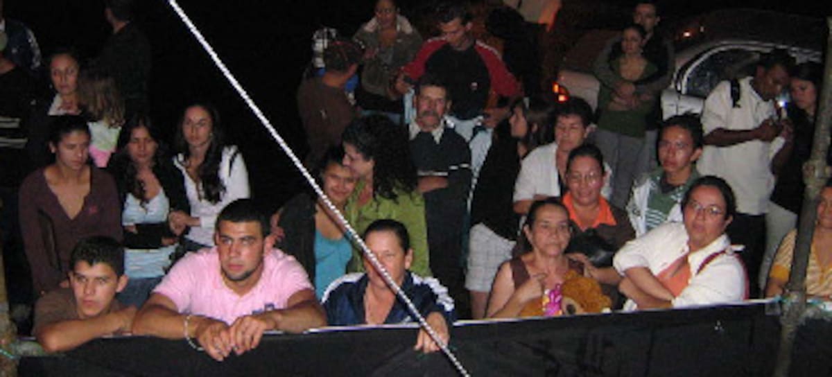 La gente se acercó a las afueras de Disexport