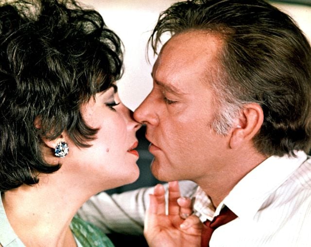 La actriz Liz Taylor, junto a su marido, el también actor Richard Burton (1967).