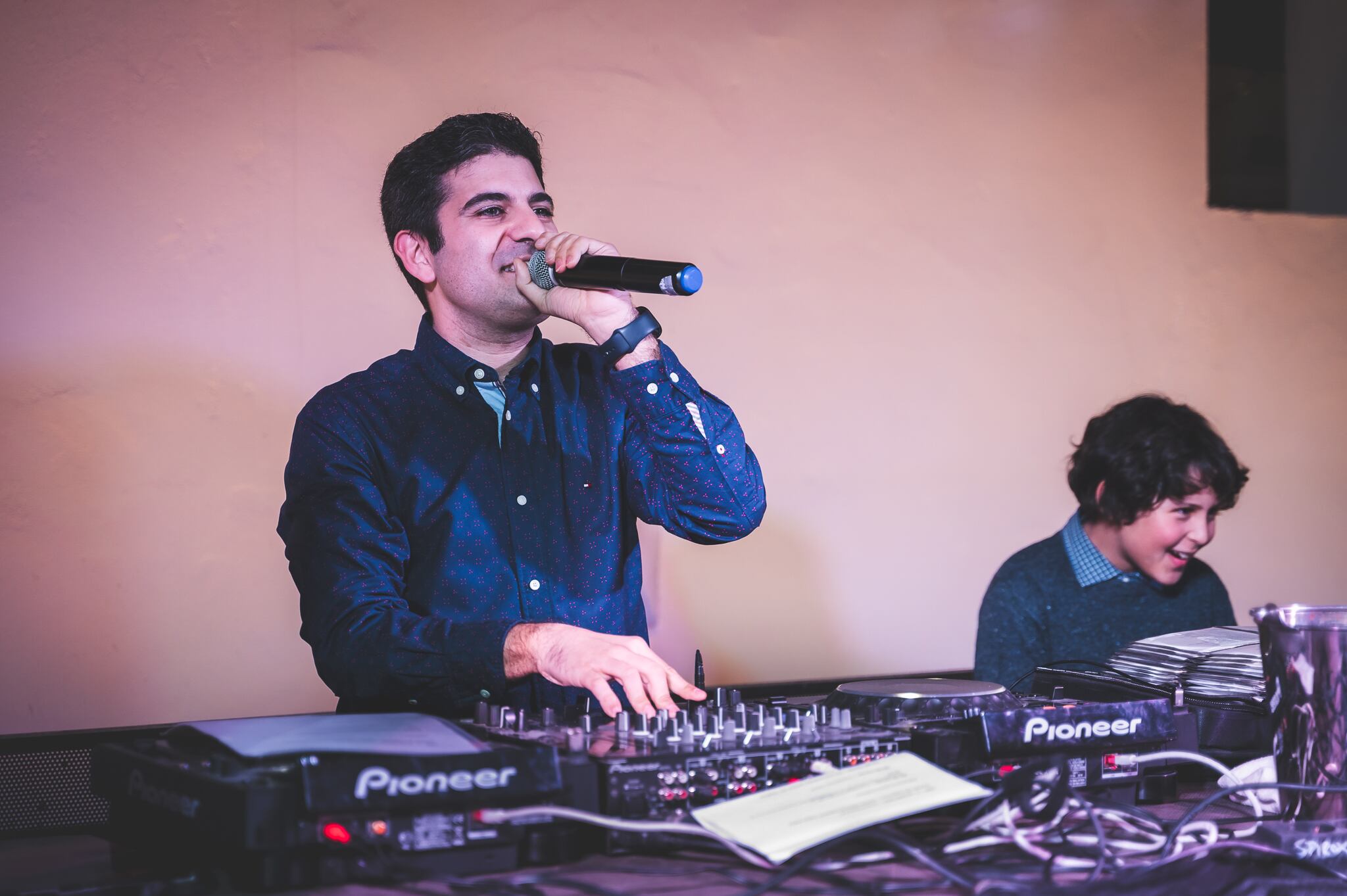 Edu Naranjo, dj de LOS40 Classi, durante la fiesta.