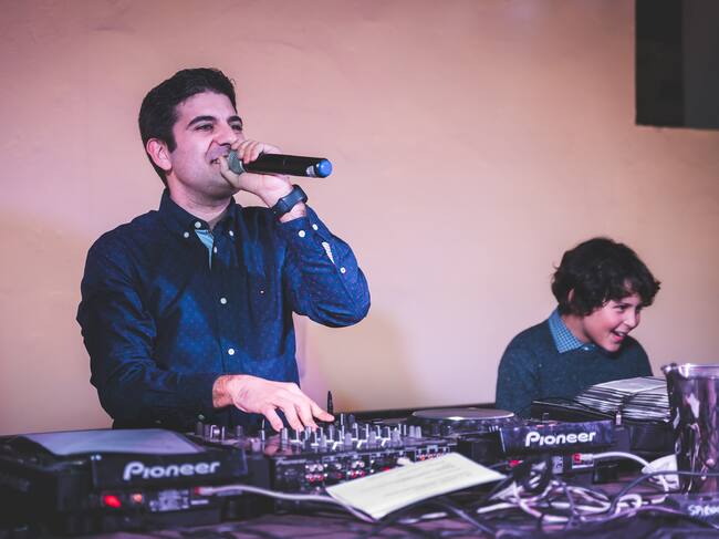 Edu Naranjo, dj de LOS40 Classi, durante la fiesta.