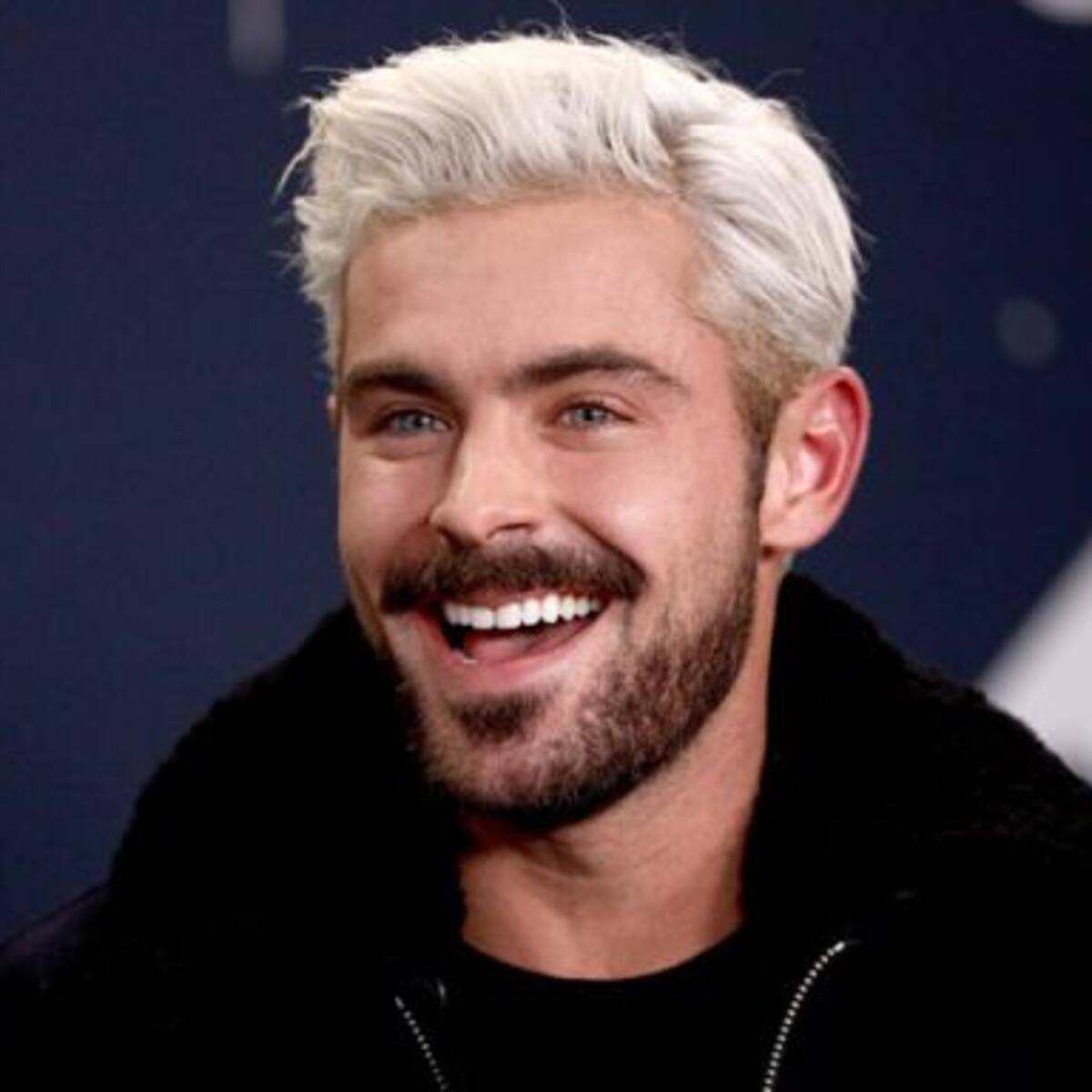 El nuevo look rubio platinado de Zac Efron levanta suspiros en las redes sociales