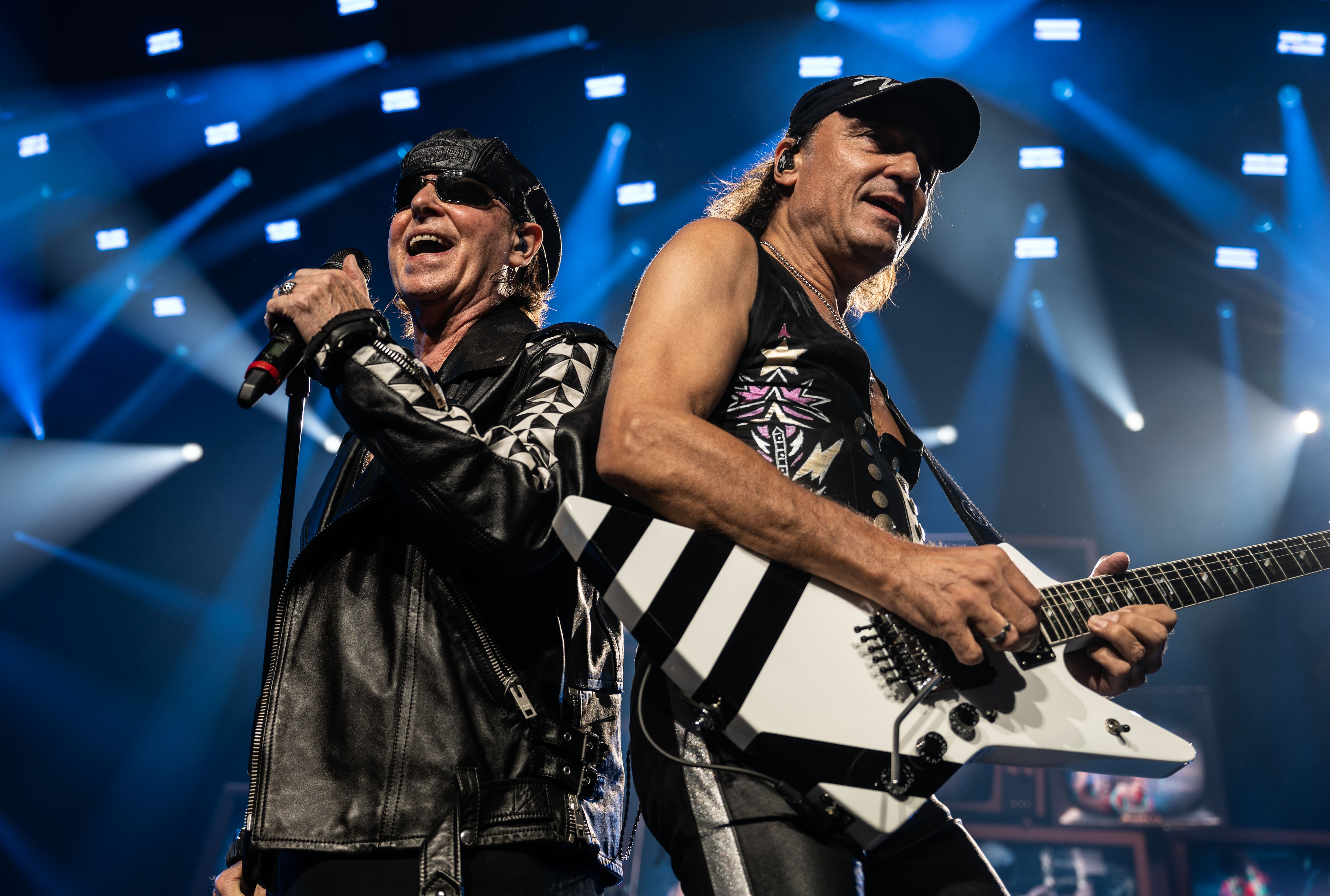 El vocalista Klaus Meine y el guitarrista Matthias Jabs durante un concierto de Scorpions en Alemania el 14 de mayo de 2023.