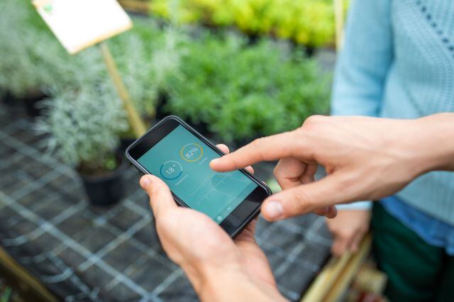 Hoy en día, los celulares son imprescindibles en nuesta vida, sin embargo, hay cinco acciones que jamás deberías hacer con tu celular. Cortesía: Luis Álvarez/Getty Images