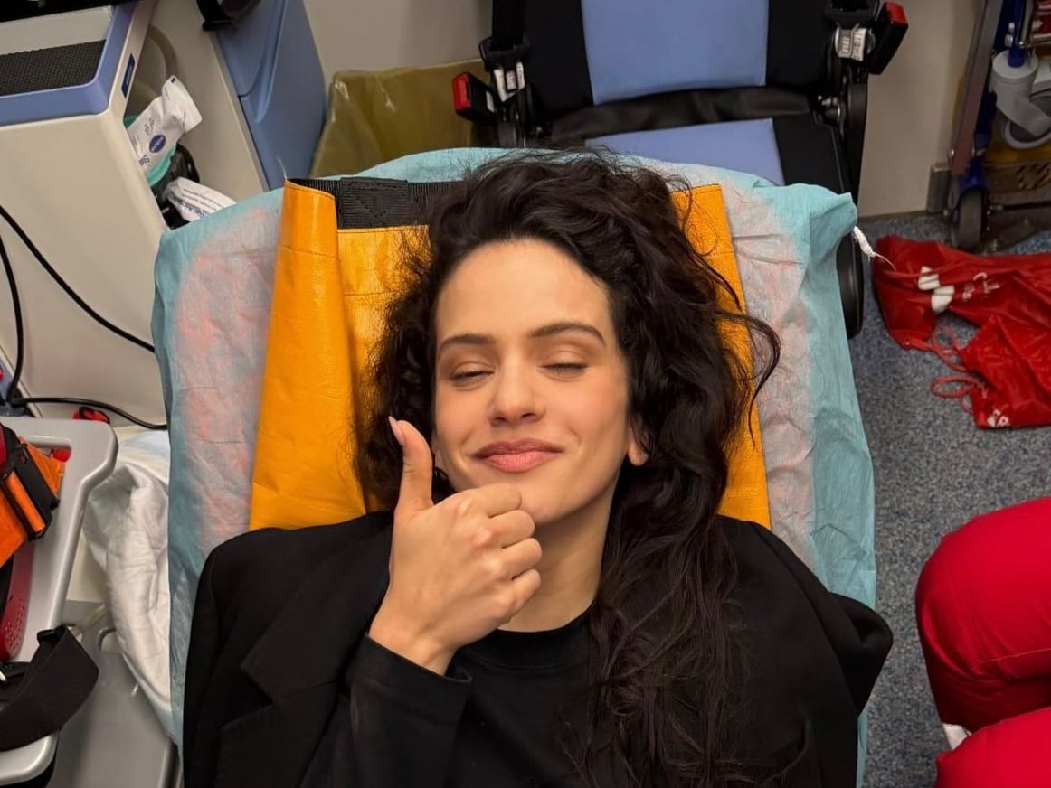 Rosalía, sondada y en la ambulancia, comparte su primera foto tras cancelar el concierto en Milán: "Me siento mejor"