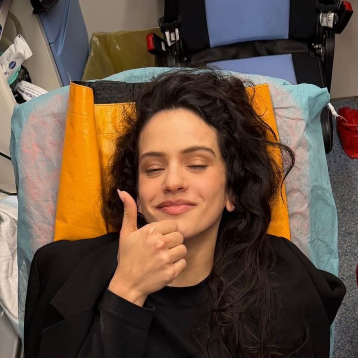 Rosalía, sondada y en la ambulancia, comparte su primera foto tras cancelar el concierto en Milán: "Me siento mejor"