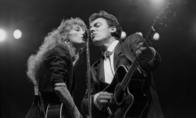 Bruce Springsteen y Patti Scialfa durante un concierto, el 28 de febrero de 1988