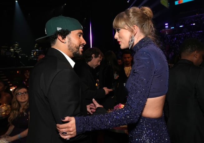 Bad Bunny y Taylor Swift charlando en los Premios Grammy 2023